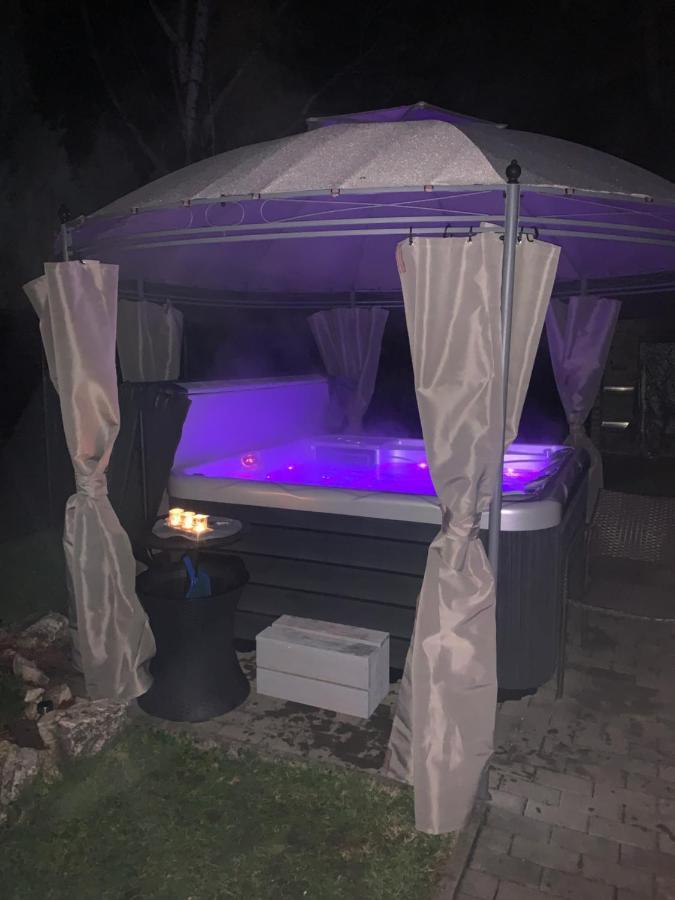 Gunarasi Villa Jacuzzival Dombovar Exterior photo