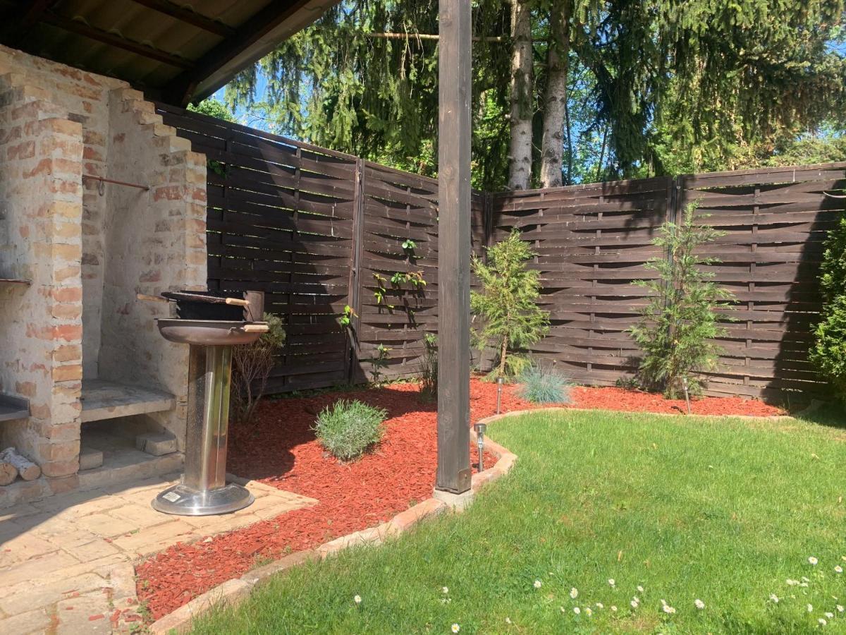 Gunarasi Villa Jacuzzival Dombovar Exterior photo