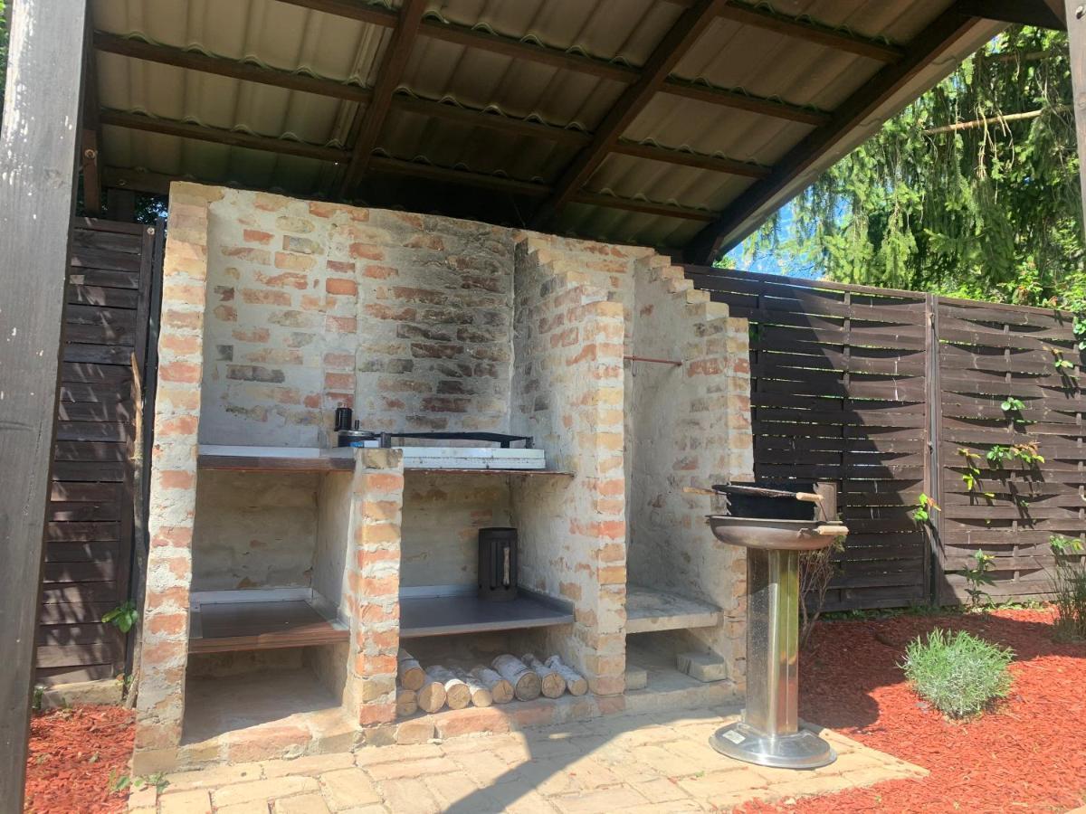 Gunarasi Villa Jacuzzival Dombovar Exterior photo